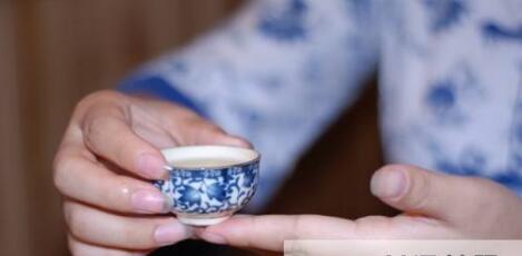 女士喝茶的手勢，女人正確喝茶手勢姿勢圖