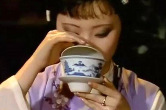 女士喝茶優(yōu)雅姿勢，女士正確喝茶姿勢禮儀