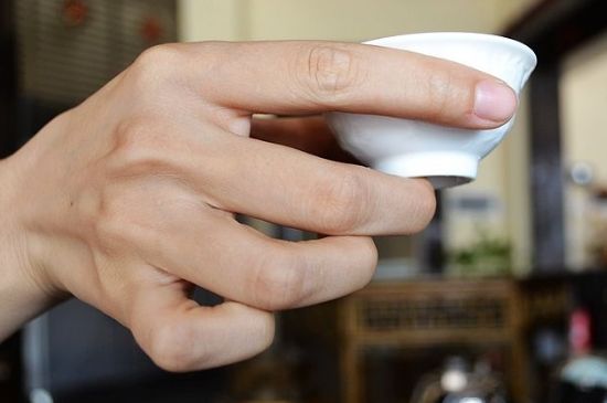 女士喝茶的手勢，女人正確喝茶手勢姿勢圖