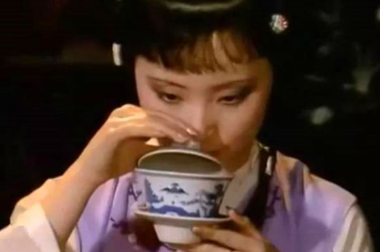 女士喝茶優(yōu)雅姿勢，女士正確喝茶姿勢禮儀