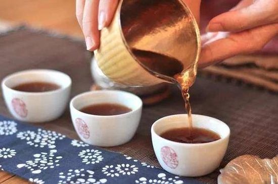 喝茶茶桌上的禮儀有哪些，泡茶待客十大禮儀不可不做！