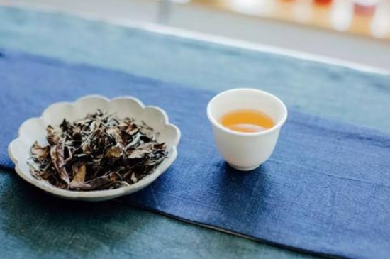 福鼎白茶能長(zhǎng)時(shí)間悶泡嗎，老白茶可以悶著喝嗎？
