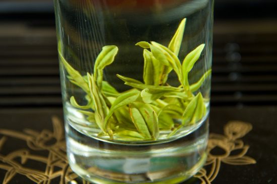 安吉白茶冷藏好還是冷凍好？這個需要根據(jù)存放時間來選擇