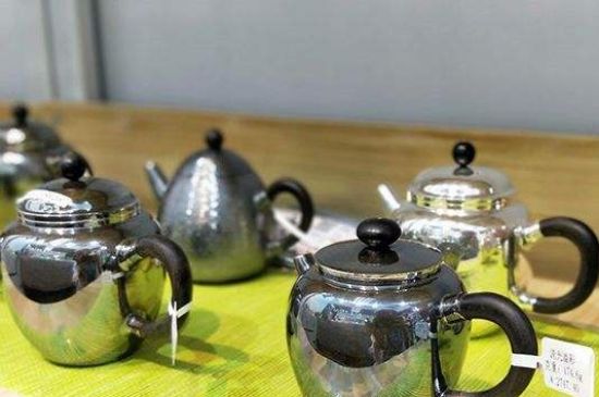 銀壺燒水后水里有黑色的東西，為什么銀壺里有黑點