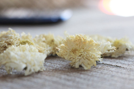 菊花茶買小朵還是大朵，泡茶用的小菊花和大菊花哪個(gè)好