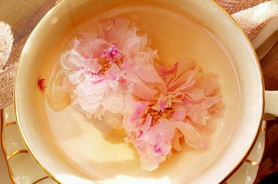 玫瑰花茶的功效與作用，堅(jiān)持喝一個(gè)月玫瑰花茶會(huì)怎樣？