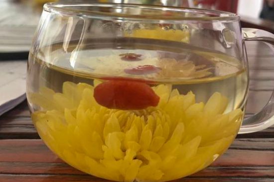 晚上可以喝菊花茶泡水嗎，睡覺(jué)前能不能喝菊花茶？