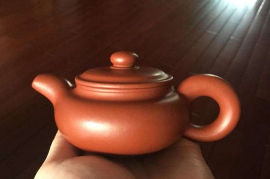 朱泥<a href=http://www.sdkjzx.com/chaju/zisha/ target=_blank class=infotextkey>紫砂壺如何開壺</a>，朱泥壺日常泡茶養(yǎng)護