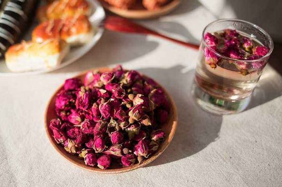 玫瑰花茶的功效與作用，堅(jiān)持喝一個(gè)月玫瑰花茶會(huì)怎樣？