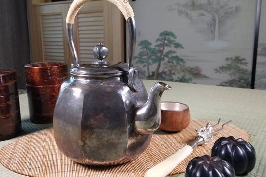 銀壺泡茶后為什么會(huì)變黑，銀壺內(nèi)膽發(fā)黑怎么辦