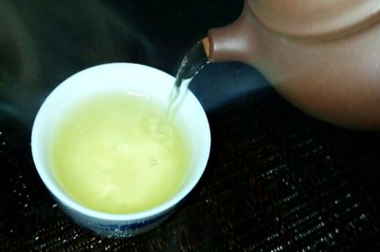 一天什么時(shí)候喝黑茶最好，喝黑茶一天最佳時(shí)間和季節(jié)