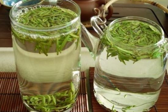 竹葉青和雀舌哪個(gè)貴，竹葉<a href=http://www.sdkjzx.com/fenlei/wulongcha/ target=_blank class=infotextkey>青茶</a>貴嗎？