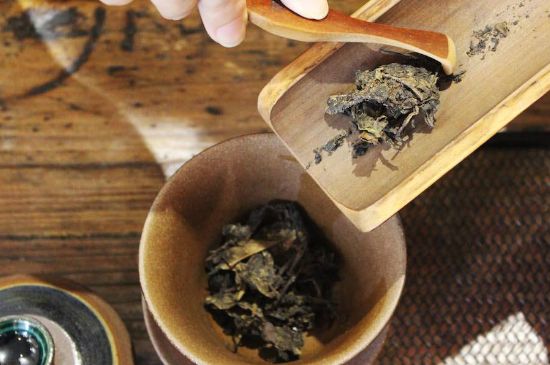 茯磚茶與普洱茶哪個(gè)好，茯茶和普洱茶口味區(qū)別