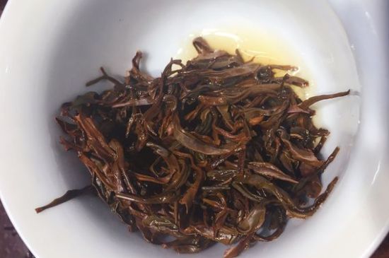 女人喝紅茶好還是喝普洱茶好，普洱茶和紅茶哪個適合女人喝