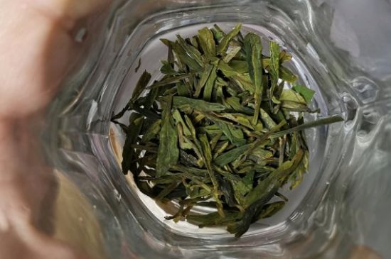 龍井茶放二年了能喝嗎，過(guò)期龍井茶的妙用！