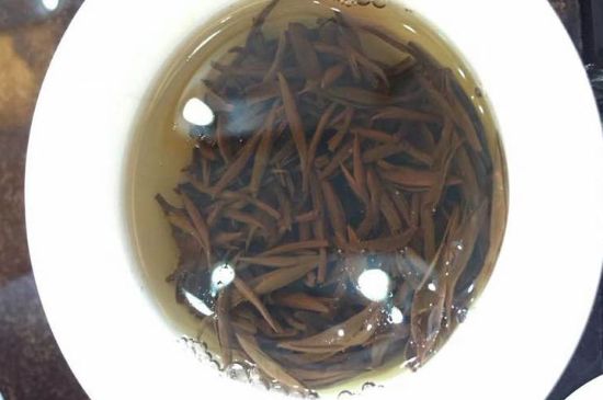 女人喝金駿眉的好處和壞處，女性喝金駿眉可減肥養(yǎng)顏