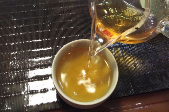 女人喝金駿眉的好處和壞處，女性喝金駿眉可減肥養(yǎng)顏