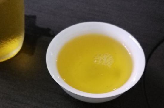 女人喝金駿眉的好處和壞處，女性喝金駿眉可減肥養(yǎng)顏