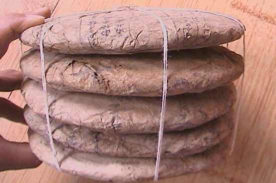 茯磚茶與普洱茶哪個(gè)好，茯茶和普洱茶口味區(qū)別